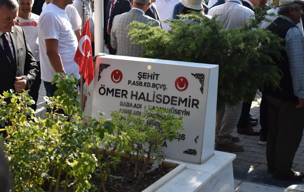 ŞEHİT ÖMER HALİSDEMİR KABRİ BAŞINDA DUALARLA ANILDI