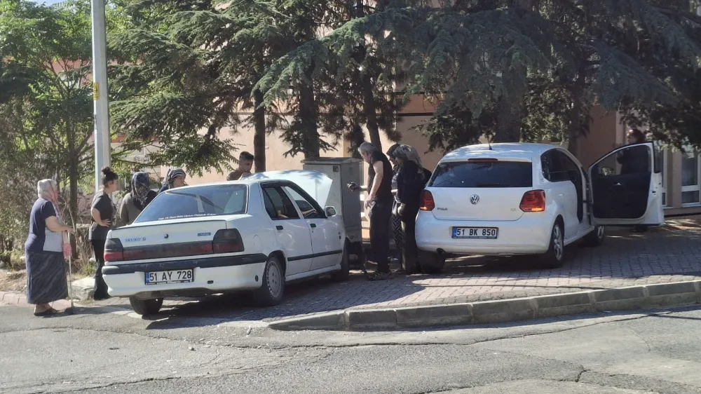 NİĞDE’DE SABAH KAZASI: OTOMOBİLLER SAVRULUP DUVARA ÇARPTI