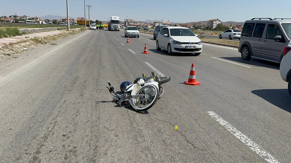 “DUR” İHTARINA UYMAYAN MOTOSİKLETLİ POLİSE ÇARPTI: 2 YARALI