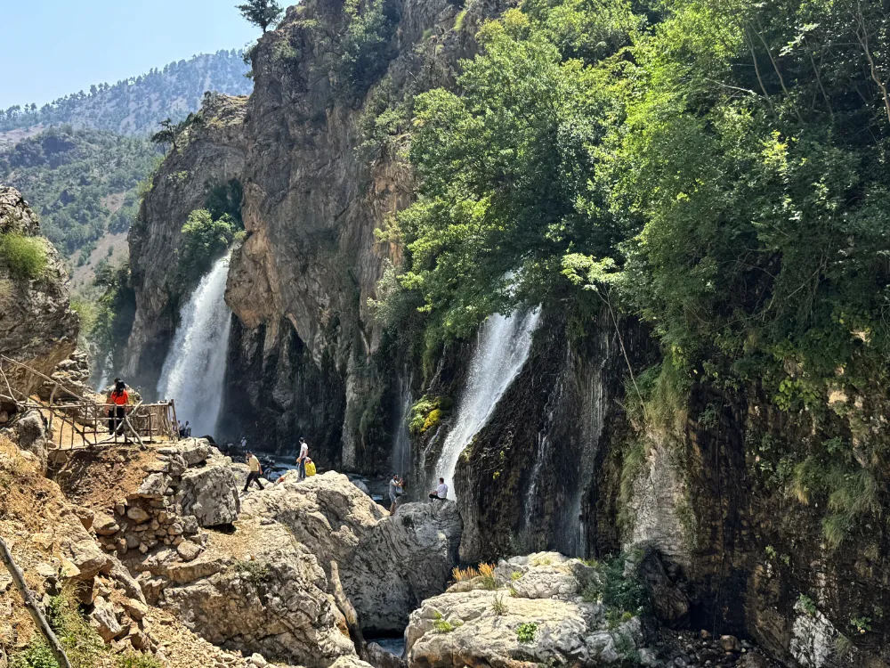 NİĞDELİLER DE SERİNLEMEK İÇİN KAPUZBAŞI ŞELALELERİ’NE GİDİYOR