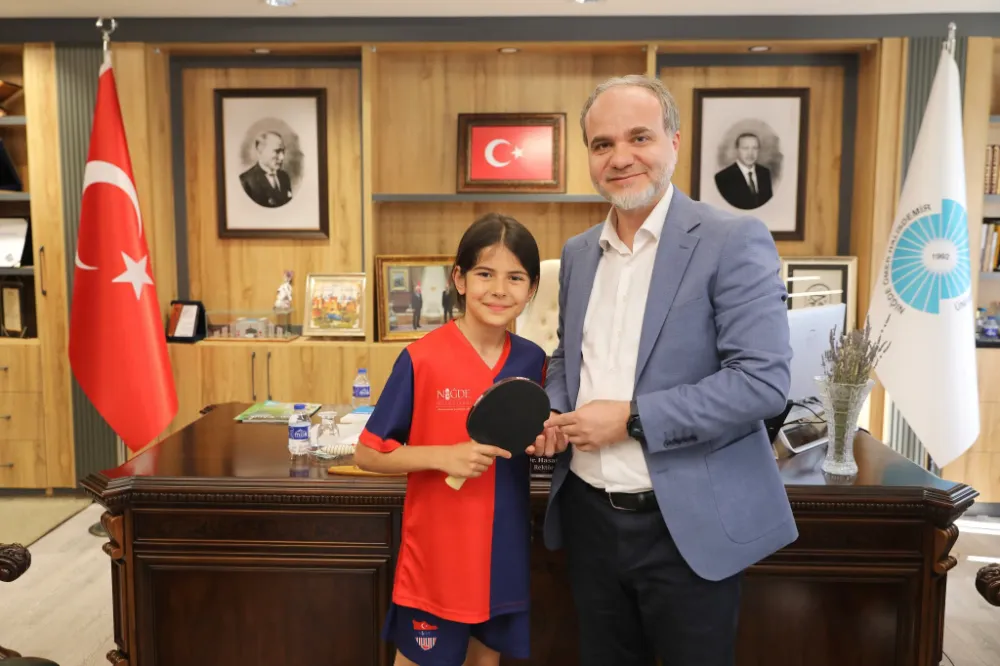 GENÇ ŞAMPİYON BAŞARISINI REKTÖR USLU İLE PAYLAŞTI