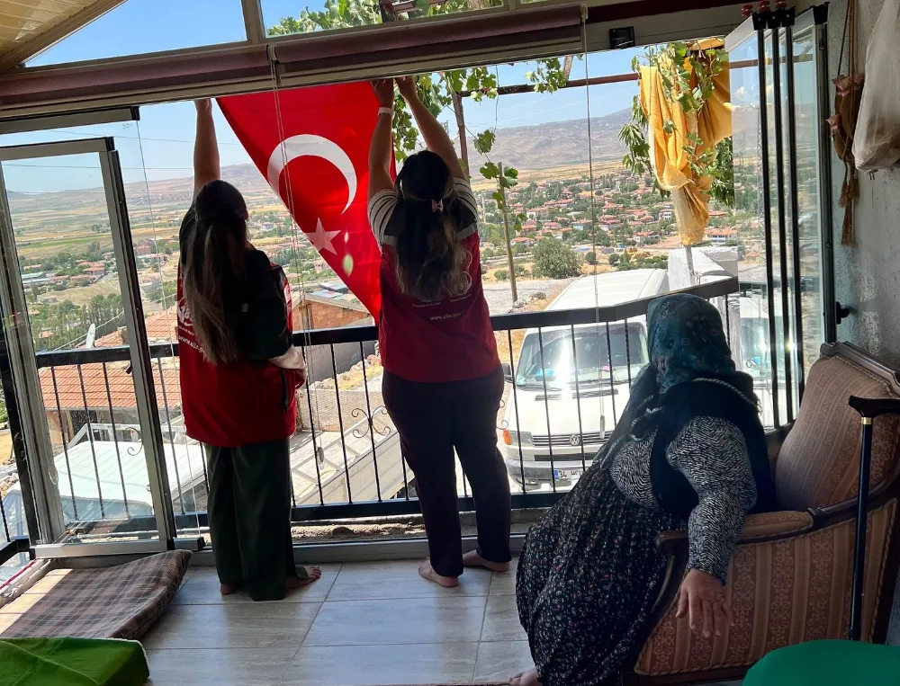  ŞEHİT ANNESİNİN EVİNDE BAYRAK YENİDEN DALGALANDI