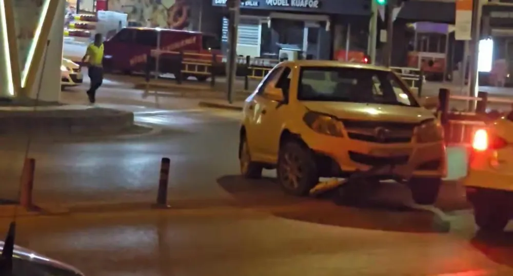 NİĞDE’DE OTOMOBİL KALDIRIMA ÇARPTI: YARALANAN OLMADI