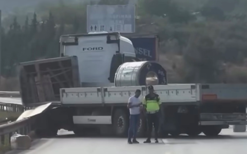 TIR Kazası Trafiği Felç Etti: Otoyolda Demir Yükü Savruldu