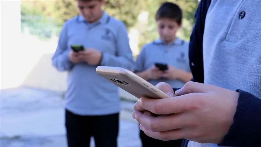 ÖĞRETMENLER VE ÖĞRENCİLERE CEP TELEFONU YASAĞI
