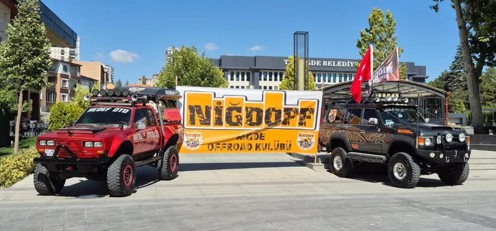 NİĞDE’DE OFF-ROAD RÜZGÂRI: ARAÇLAR BELEDİYE ÖNÜNDE SERGİLENİYOR
