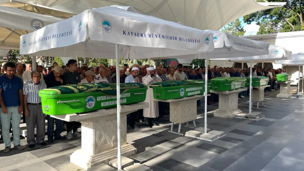 KAYSERİ’DE TRAFİK KAZASINDA ÖLEN ANNE VE OĞLU TOPRAĞA VERİLDİ