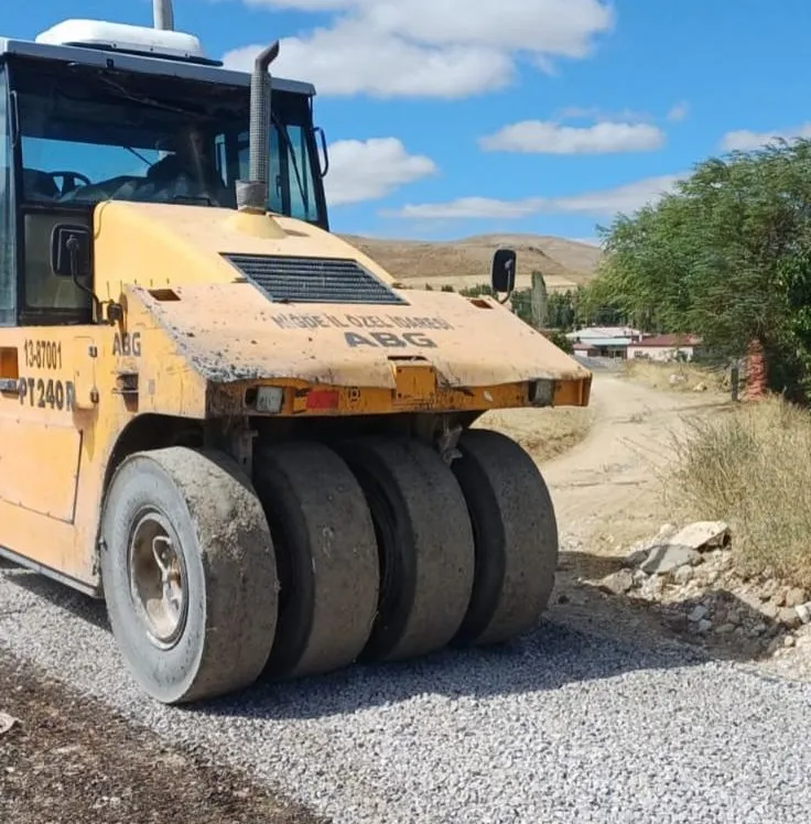 NİĞDE HİMMETLİ KÖYÜ’NDE 4,6 KİLOMETRELİK ASFALT ÇALIŞMASI