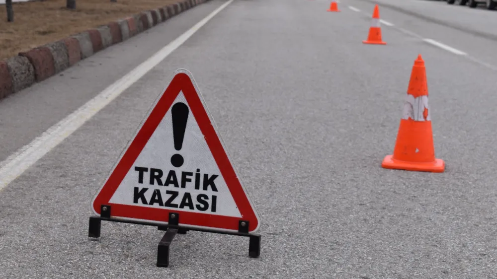 NİĞDE-ADANA OTOYOLUNDA TIR İLE OTOMOBİL ÇARPIŞTI: 2 YARALI