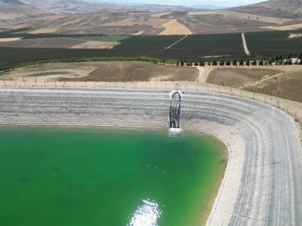 NİĞDELİ ÇİFTÇİLERDEN ELMA BAHÇELERİNE SULAMA HAVUZU ÖNLEMİ (VİDEO HABER)