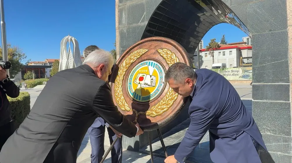 NİĞDE’DE 18. AHİLİK HAFTASI KUTLAMALARI ÇELENK SUNULMASIYLA BAŞLADI