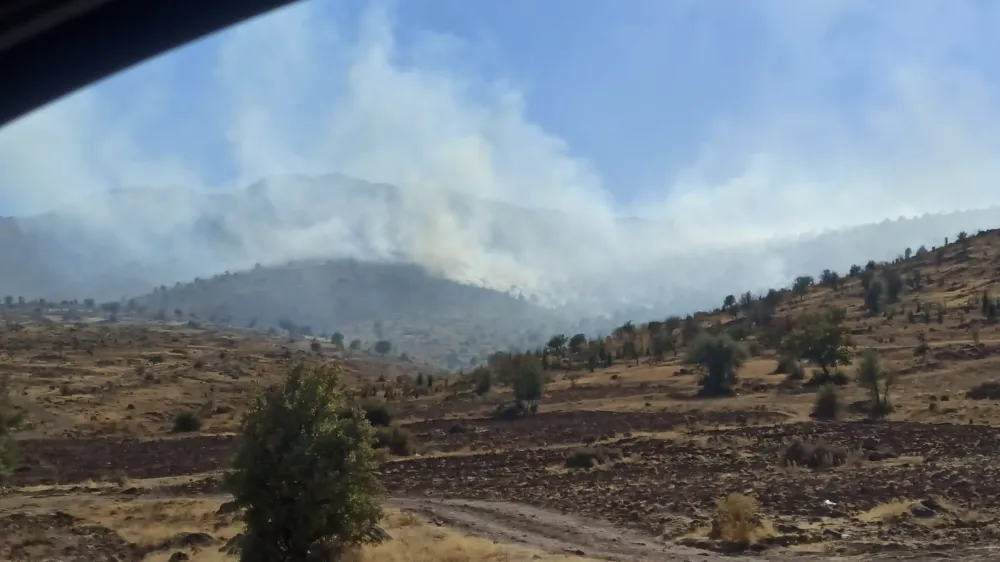 NİĞDE’DE 4 SAATTİR SÜREN YANGIN! DUMANLAR KÖYLÜLERİ KORKUTTU
