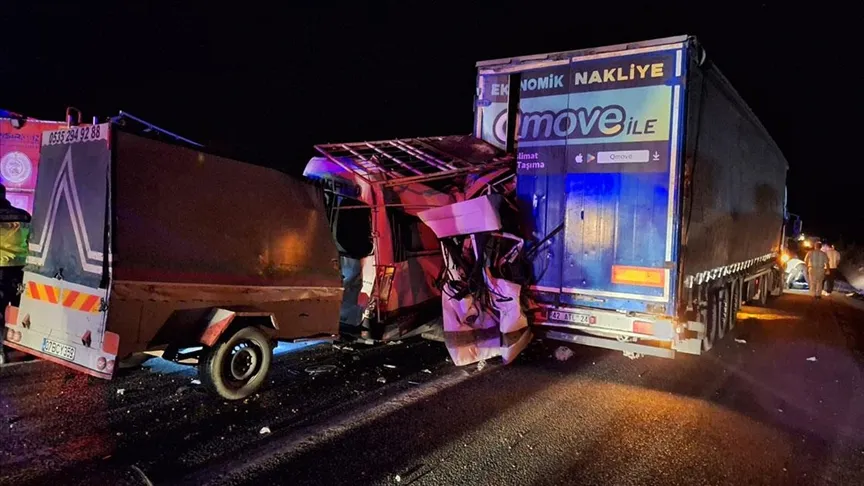 NİĞDE-ADANA OTOYOLUNDA FECİ KAZA: 3 ÖLÜ, 16 YARALI